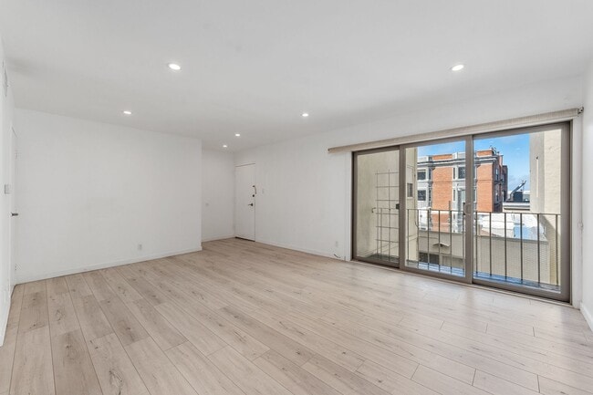 Building Photo - Modern 1BR/1BA Penthouse in Pacific Height...