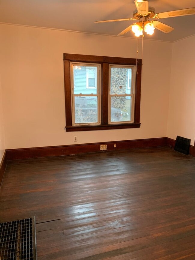 Building Photo - 3 Bedroom Single-Family Home