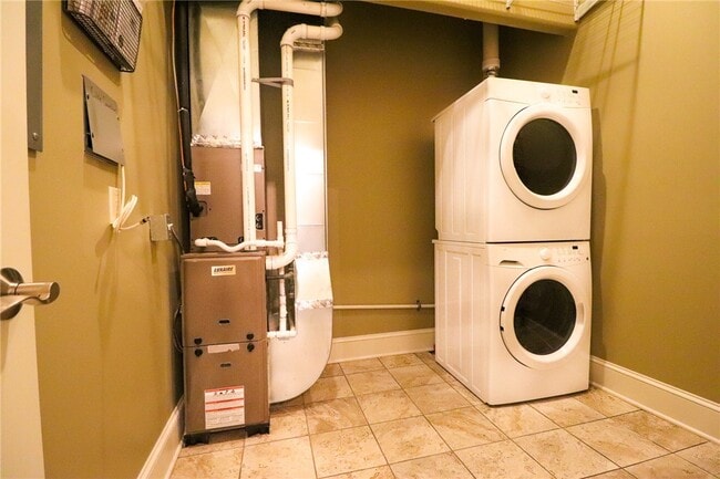 Building Photo - 64 E Market St