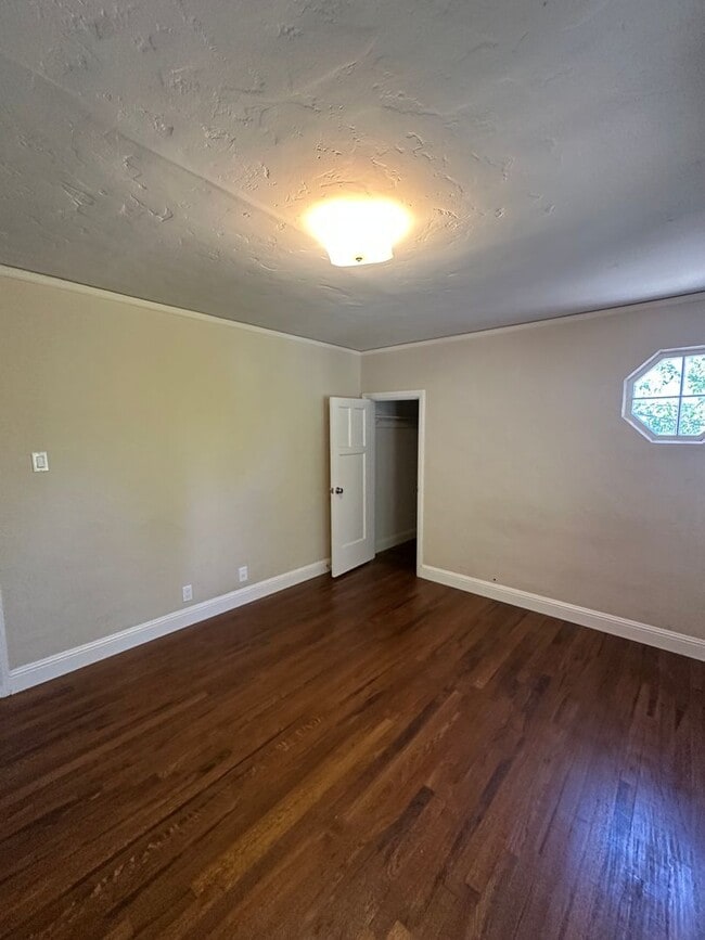 Building Photo - 49-1405
