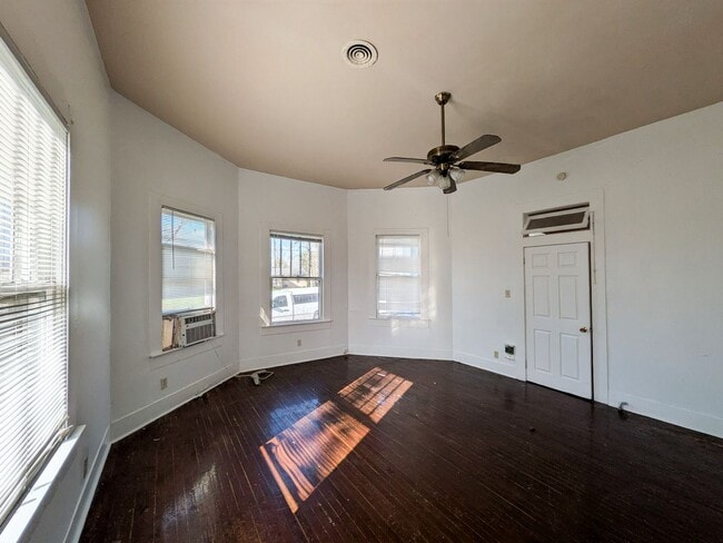 Building Photo - 1385 Long Ave