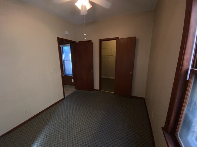 Building Photo - 1 Bed 1 Bath - Lowry Hill - 5 Blocks from ...