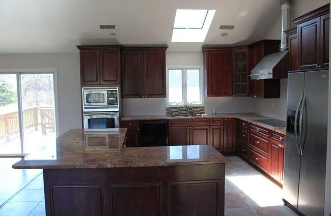 Building Photo - 3 Pinetree Ct