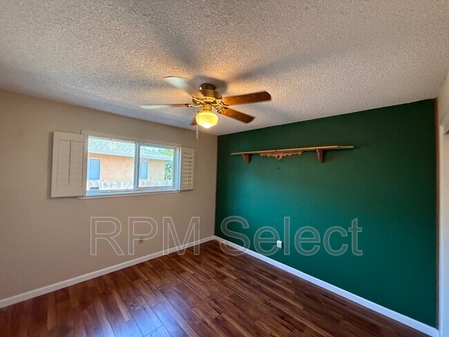Building Photo - 1017 Silver Lake Dr