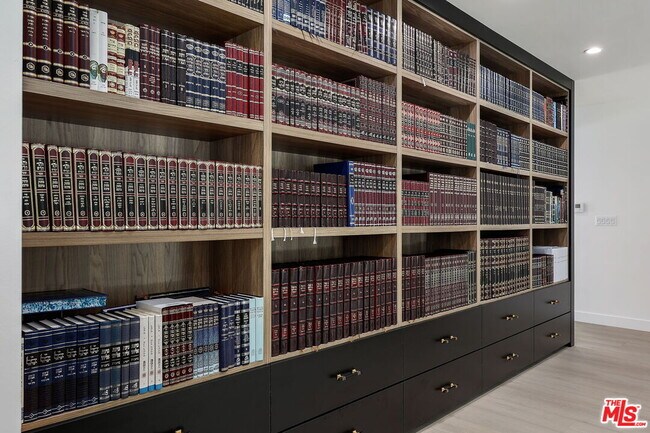 Building Photo - 12849 Tiara St