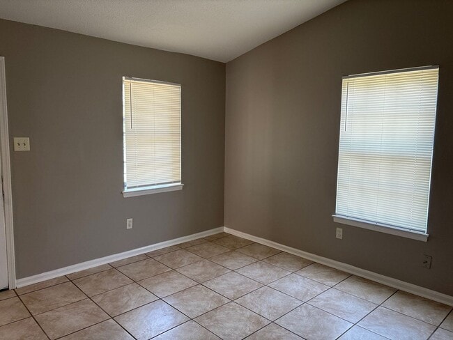 Building Photo - Newly Listed Home in Oakhaven