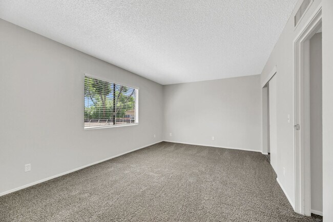 Building Photo - Cute 2 bedroom condo