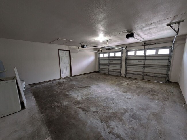 Building Photo - 535 Hillebrandt St