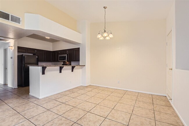 Building Photo - Northwest Condo / 2 Bedrooms / 2 Bath / 1 ...