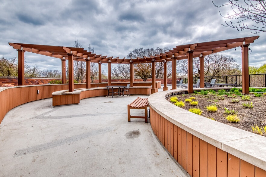 Building Photo - 5415 N Sheridan Rd