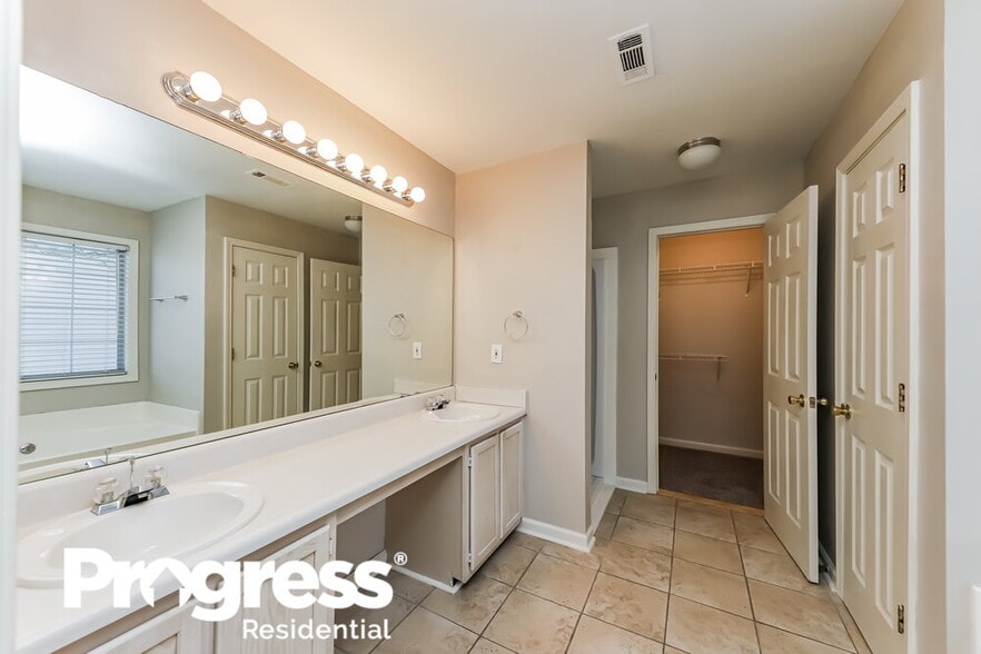 Building Photo - 2622 McGuire Dr