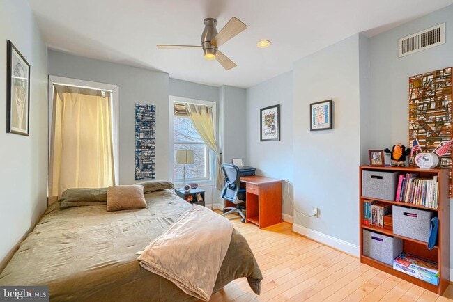 Building Photo - 542 E Clement St