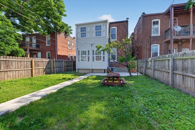 Building Photo - 736 Dover Pl