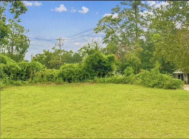 Building Photo - Thoughtfully Renovated Home in a Prime Location