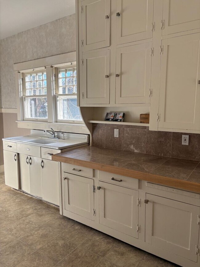 Building Photo - Charming Updated South Hill 4 Bedroom 1 Bath Home