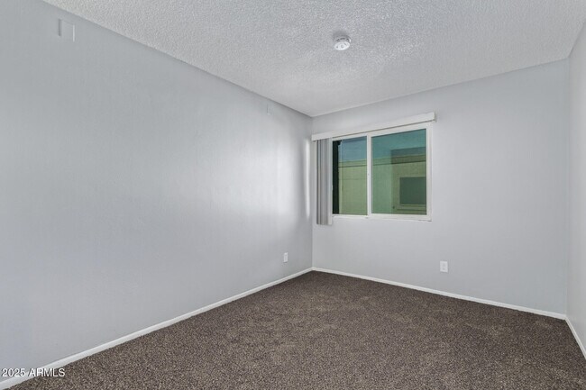 Building Photo - 5871 N 47th Dr