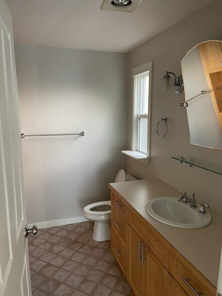 Building Photo - 622 6th Ave W