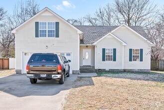 Building Photo - 3 Bedroom Pet Friendly Home with Bonus Roo...