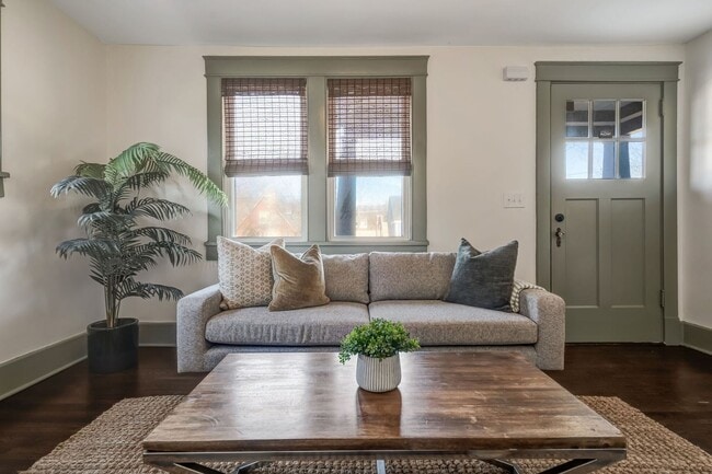 Building Photo - Charming Bungalow with 1 Bedroom Plus Office, Fenced Yard and Pet Friendly in East Nashville