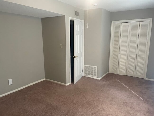 Building Photo - Convenience in Winston-Salem