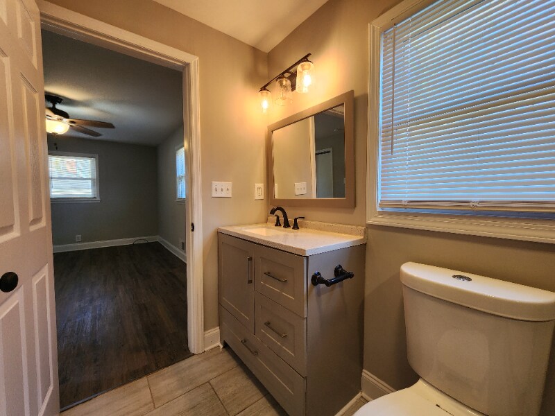 Building Photo - 1020 Woodvale Dr