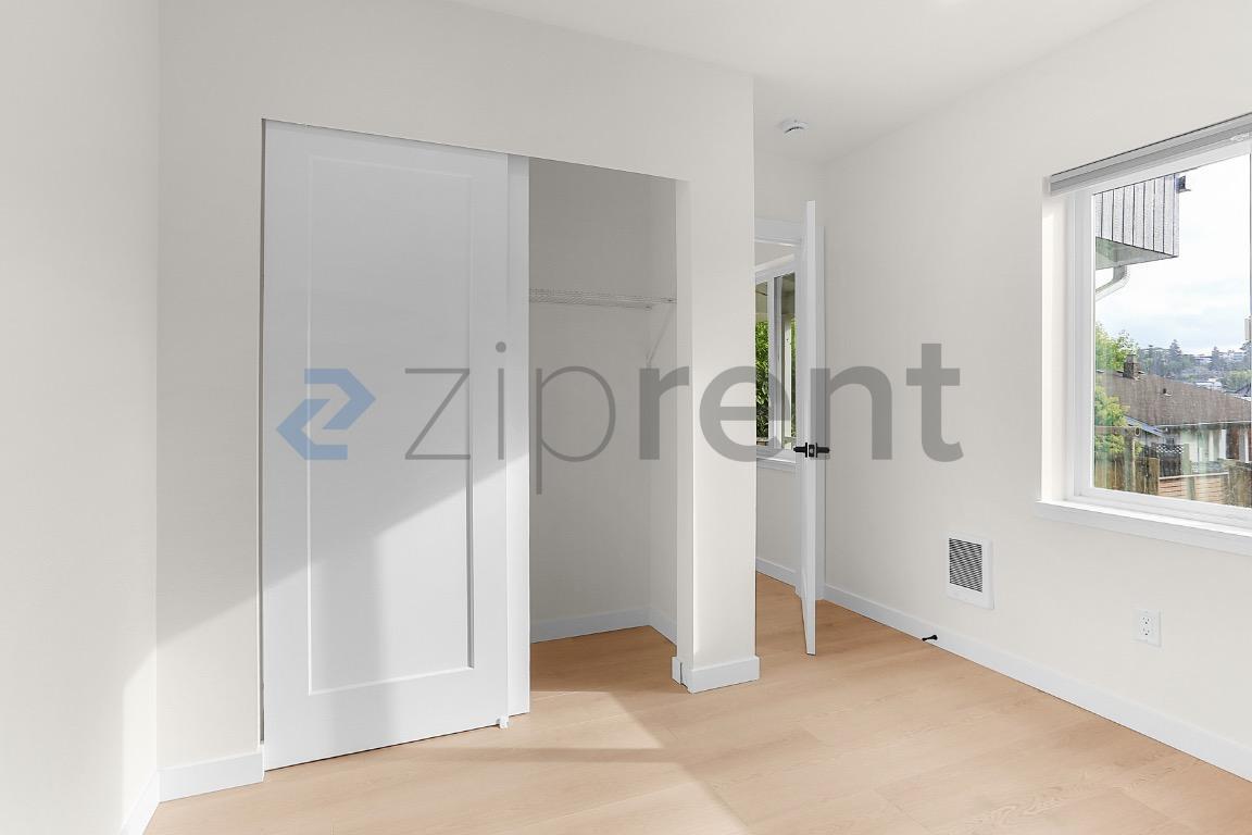 Building Photo - Unit B