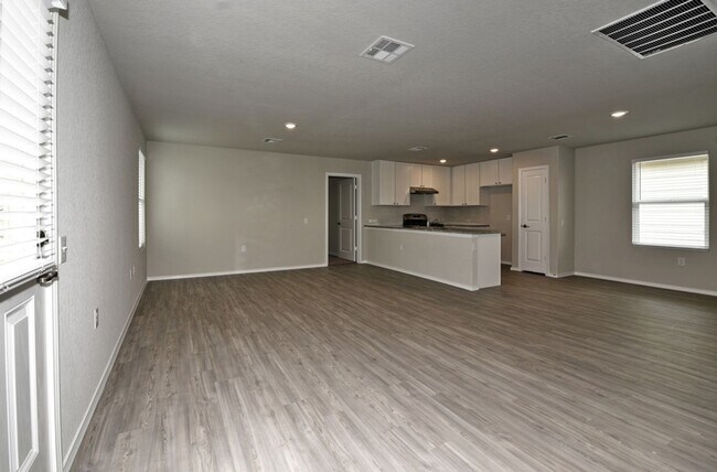 Building Photo - NEAR GOLF COURSE  |  3 BEDROOMS  |  2 BATH...