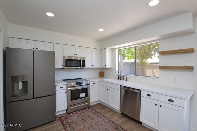 Building Photo - 2206 W Silvergate Dr