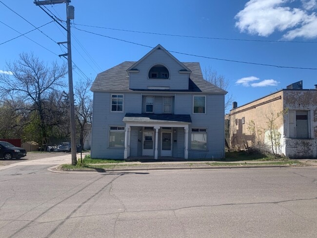 Building Photo - 217 N 28th Ave W