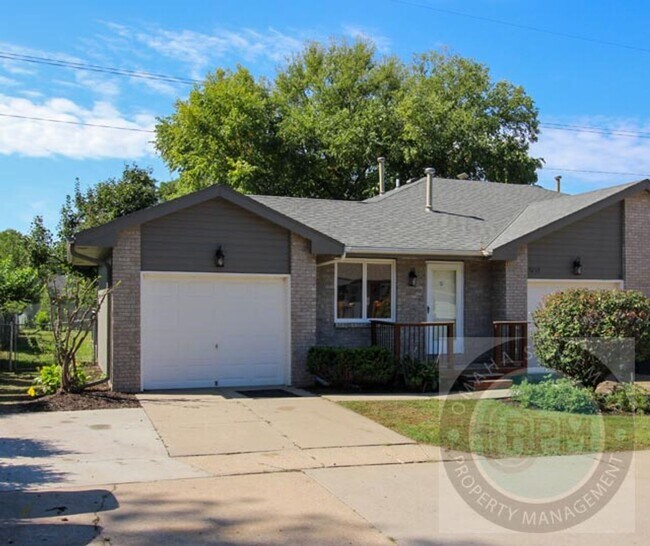 Building Photo - Comfortable 2 Bedroom/ 2 Bathroom/ 2 Car D...