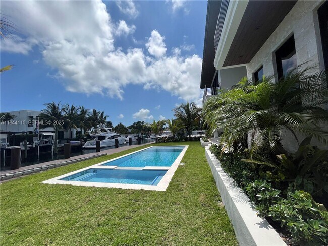 Building Photo - 13085 Coronado Terrace