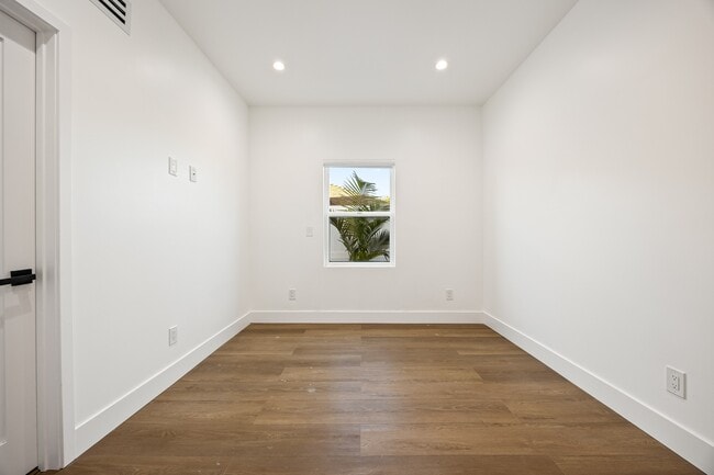 Building Photo - 212 W 64th St