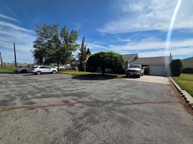 Building Photo - Quiet Rental in Waterville with Garden!