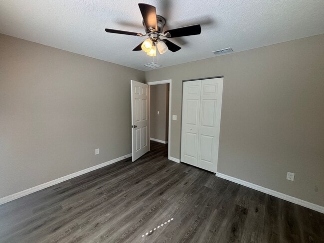 Building Photo - Great 3/2 in ideal location