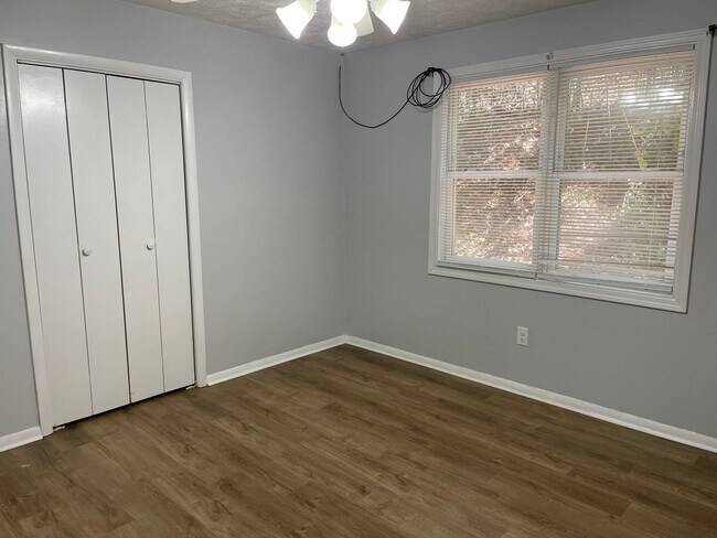 Building Photo - 2 bedroom/1 bath Westside Duplex!