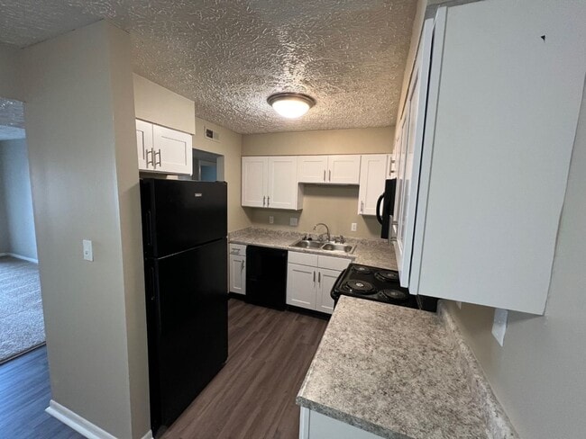 Building Photo - Spacious One Bedroom with Walk-In Closet!
