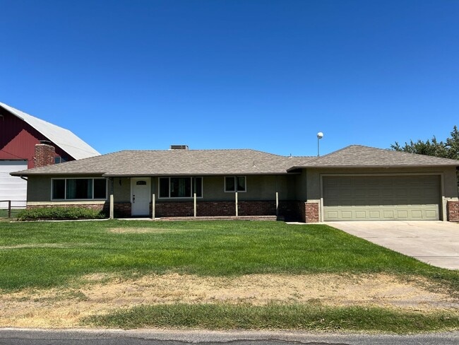 Building Photo - 2 bedroom country home in Escalon!