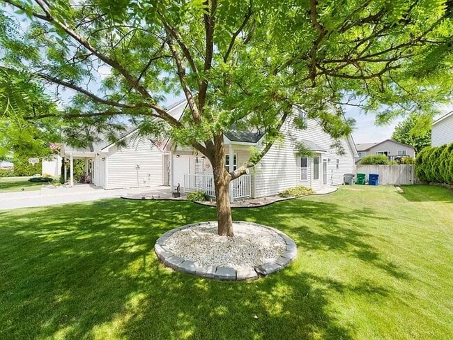 Building Photo - Beautiful 3 Bed, 2 Bath Home w/ Office in ...