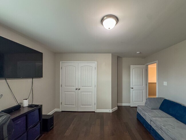 Building Photo - Gorgeous 4 Bed 2.5 Bath Home with Fenced Backyard