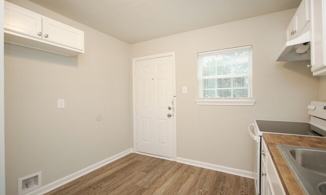 Building Photo - 2 bed 1 bath row house on corner lot in 77004!