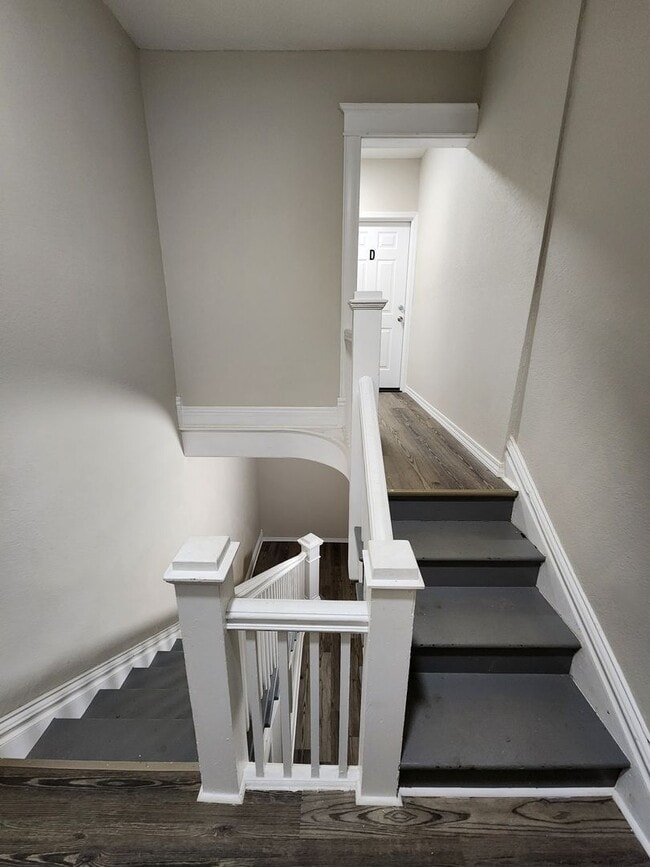 Building Photo - Spacious 2-Bedroom, 1-Bathroom Home AVAILA...