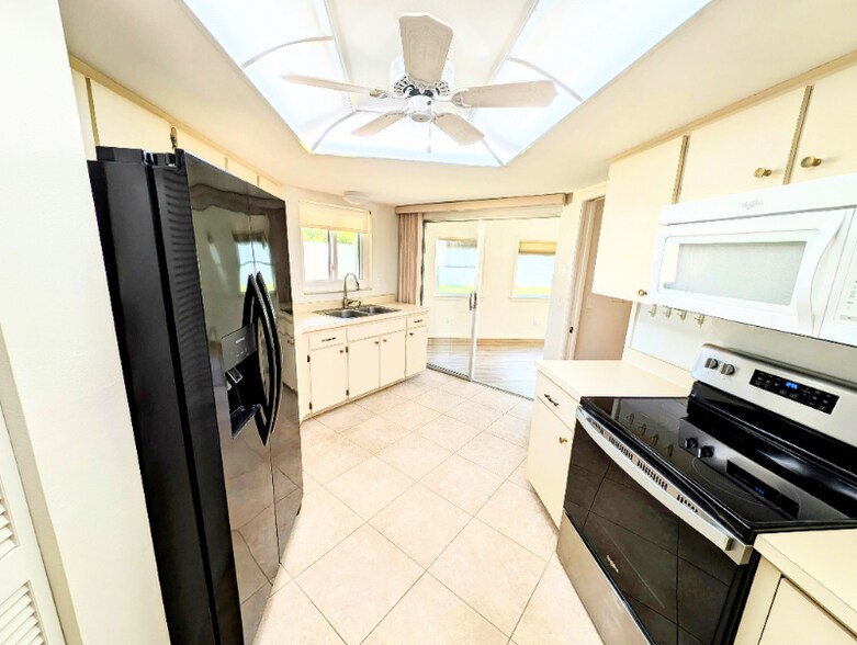 Building Photo - 1737 E Groveleaf Ave