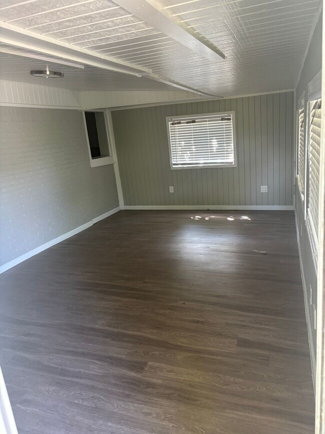 Building Photo - 1121 Woodcrest Dr