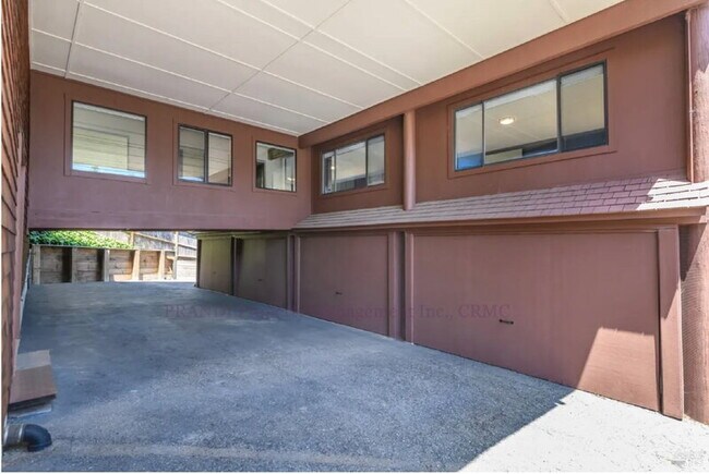 Building Photo - 315 E Strawberry Dr