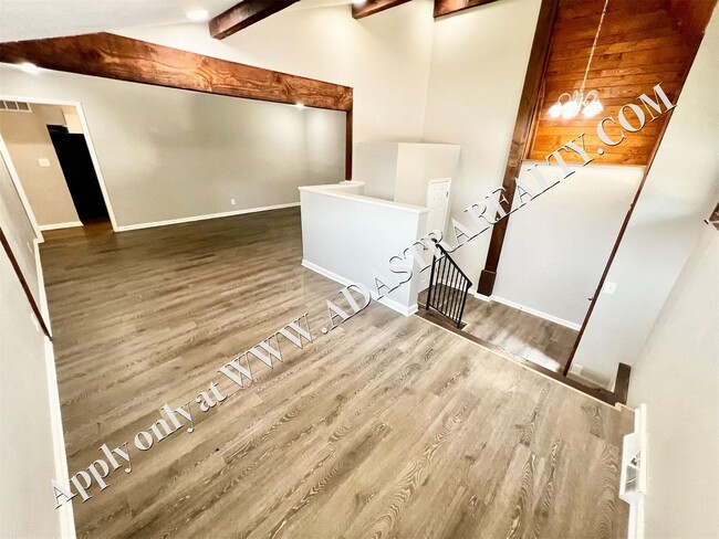 Building Photo - Spacious Shawnee Duplex-Available NOW!!