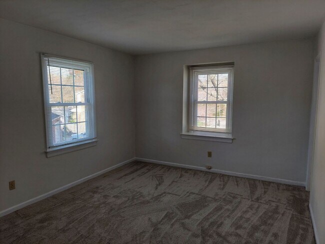 Building Photo - 5 BR 2.5 SINGLE FAMILY HOME