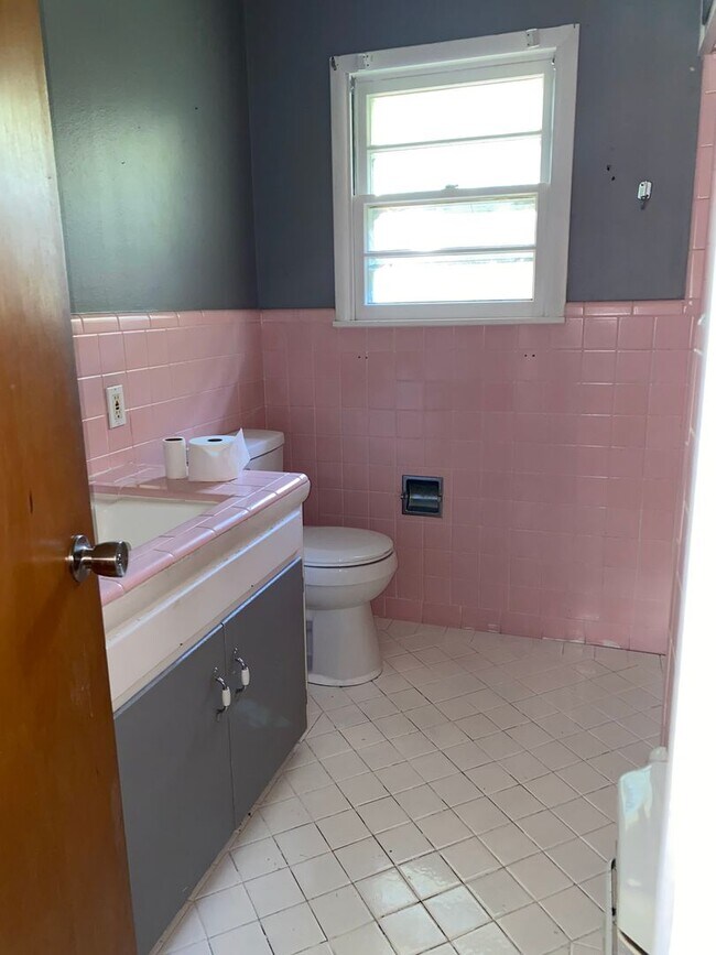 Building Photo - 2 bed 1 1/2 bath