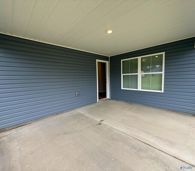Building Photo - 205 Six Pence Ct