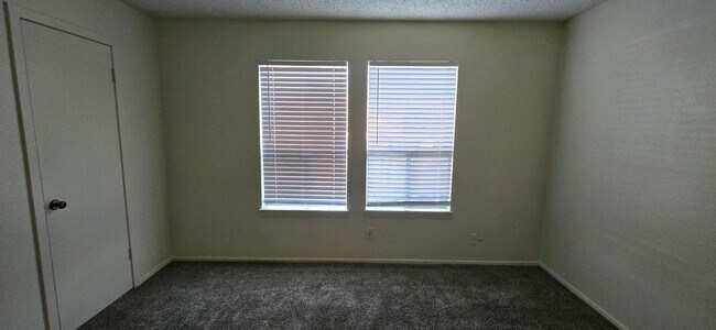 Building Photo - AVAILABLE NOW! 2 Bed / 1.5 Bath Townhome in Longview!