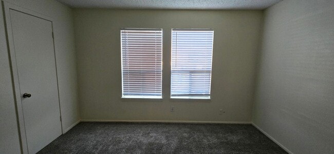 Building Photo - Coming Soon! 2 Bed / 1.5 Bath Townhome in ...